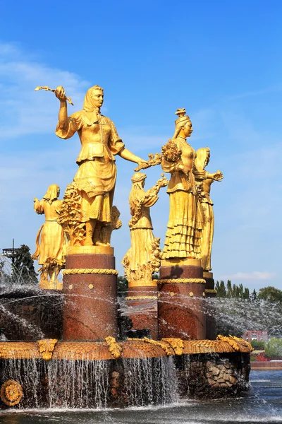 Brunnen mit Skulpturen von Mädchen — Stockfoto