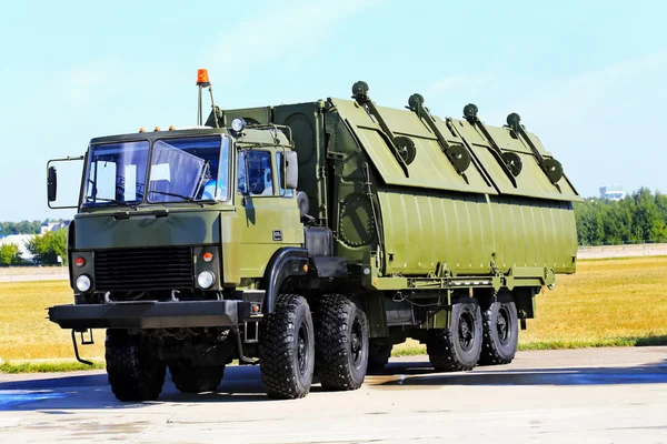 Vehículo militar con estructura metálica y cuerpo de caja —  Fotos de Stock
