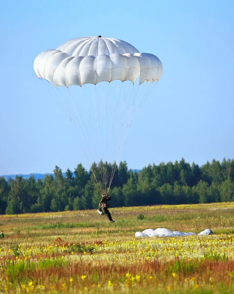 Descent by parachute — Stock Photo, Image