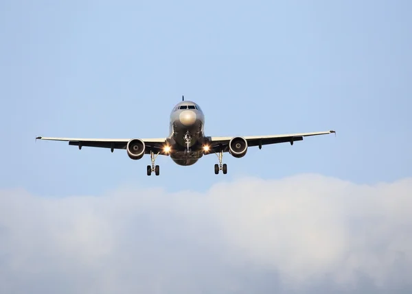 Aterragem de aeronaves de passageiros — Fotografia de Stock