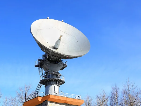 Antena parabólica comunicaciones por satélite — Foto de Stock