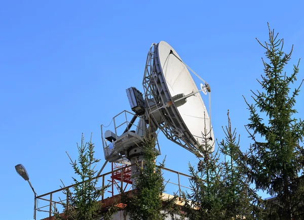 Antenne parabolique communications par satellite — Photo