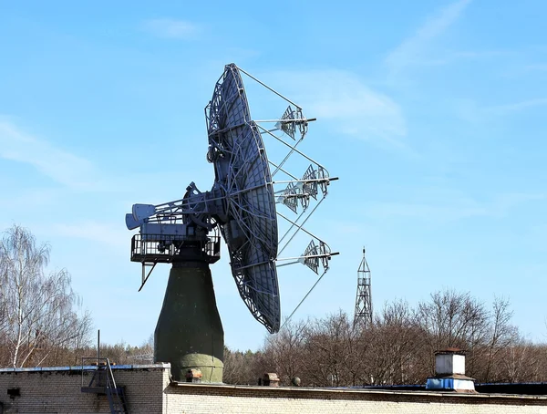 Antena parabólica comunicaciones por satélite — Foto de Stock