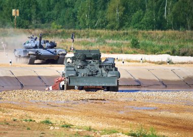 Ford'lar geçen tankları