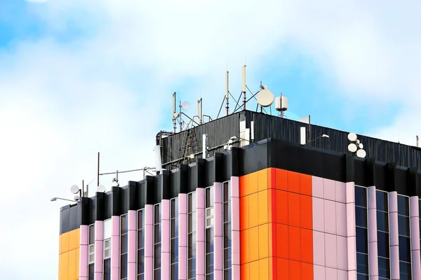 Ausrüstung der mobilen Kommunikation auf dem Dach — Stockfoto