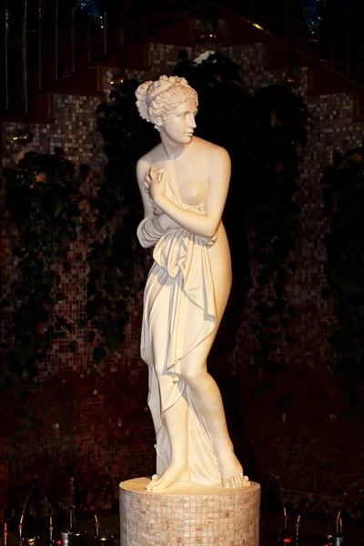 Statue von Mädchen — Stockfoto