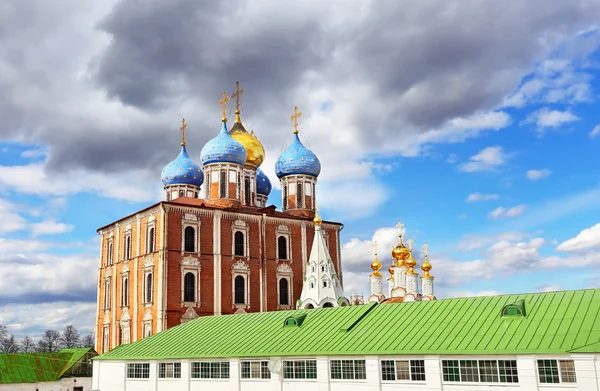 Kupoler av ortodox katedral — Stockfoto