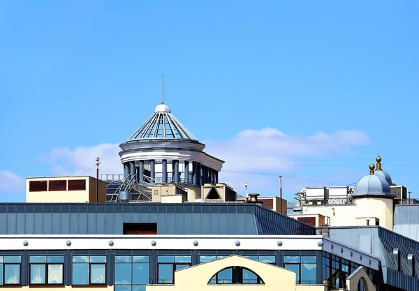 Вентиляционные сооружения на крыше — стоковое фото