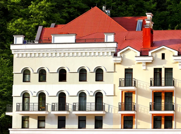 Voorkant van een huis met een rode dak — Stockfoto