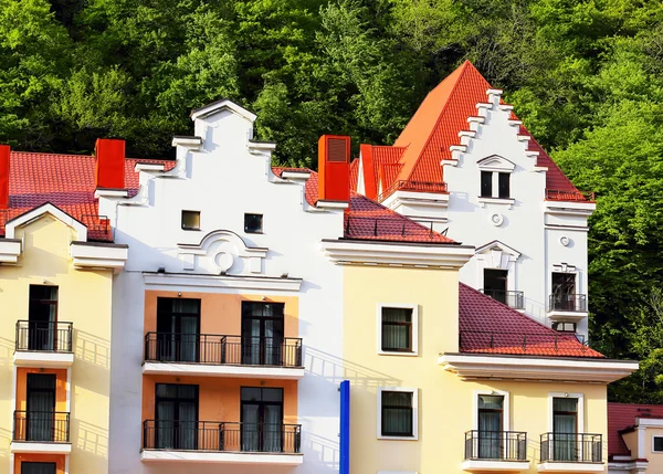 Frente de uma casa com um telhado vermelho — Fotografia de Stock