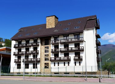 Çok katlı bir tepe bir arka plan üzerinde bina