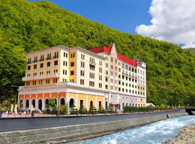 Dağ nehir kıyısında büyük ev