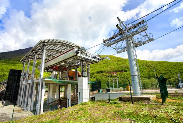 Estación inferior de remontes en la estación de montaña — Foto de Stock