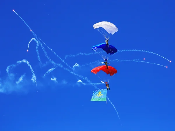 Afdaling door parachute — Stockfoto