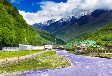 Dağ vadisindeki köy