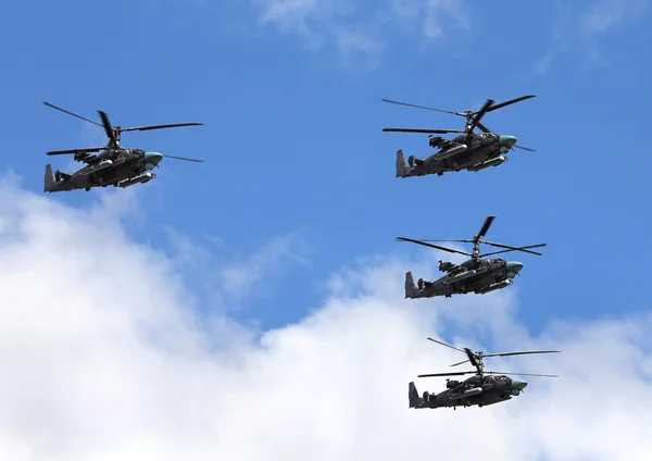 Helicóptero de combate en vuelo — Foto de Stock