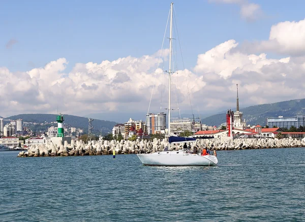 Denizde küçük bir tekne — Stok fotoğraf