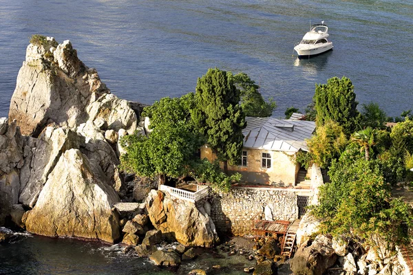 Pequeña casa en rocas — Foto de Stock