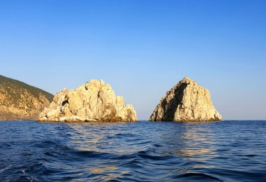 kayalar ile deniz manzarası