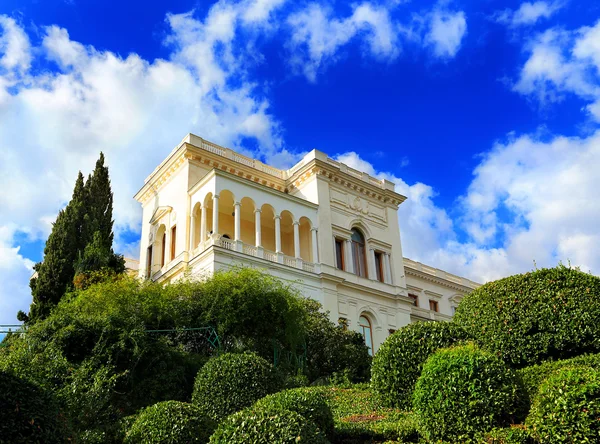 Vit klassisk palace — Stockfoto