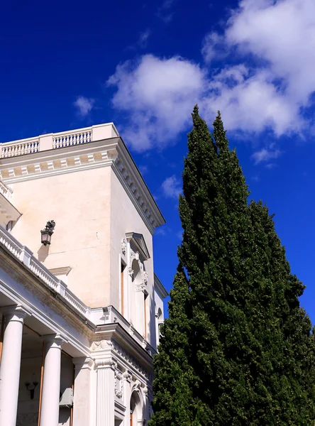 White building with columns — Stock Photo, Image