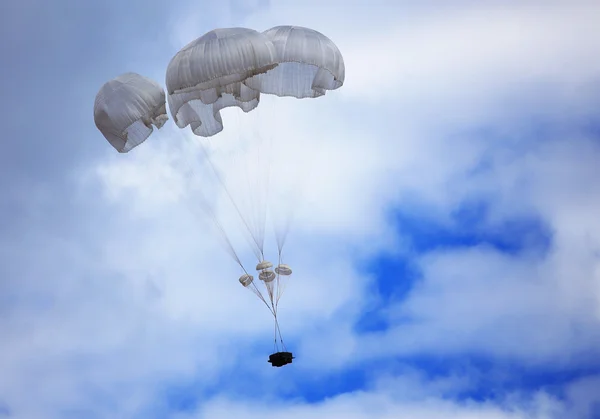Спуск з парашутом — стокове фото