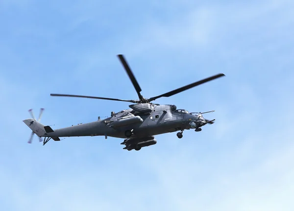 Bojový vrtulník v letu — Stock fotografie