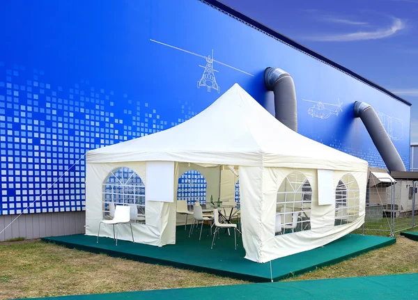 Mavi bir binanın arka plan üzerinde beyaz tente — Stok fotoğraf