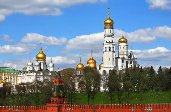 Moskova Kremlin katedrallerin kubbeleri altın ile — Stok fotoğraf