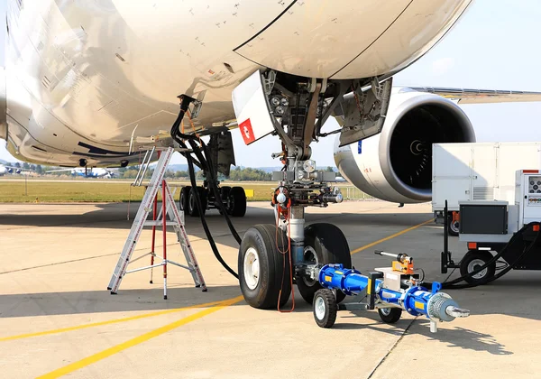 Jet de passagers pour le service et le ravitaillement — Photo