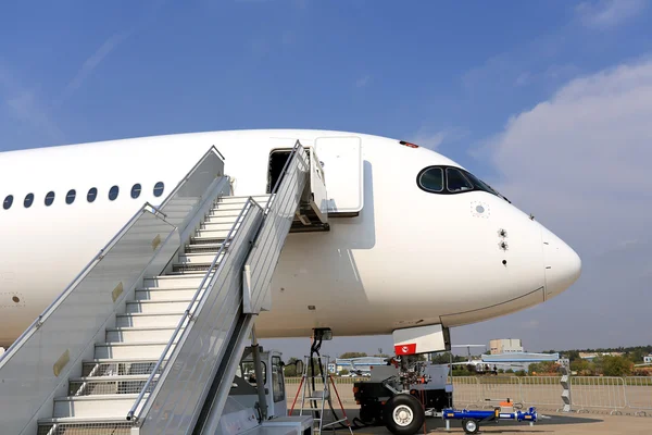 Avión de pasajeros con escalera adjunta para servicio y repostaje —  Fotos de Stock