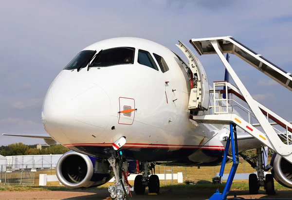 Passenger jet for service and refueling — Stock Photo, Image