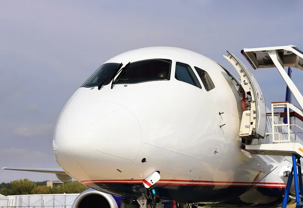 Jet passeggeri per il servizio e il rifornimento — Foto Stock