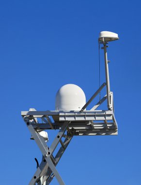 Küresel anten bir metalik platformu