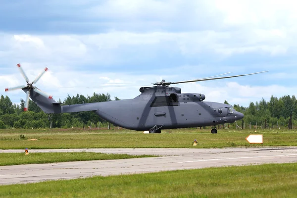 Helikopterem w powietrze base — Zdjęcie stockowe