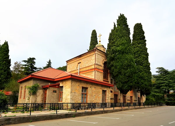 Église orthodoxe parmi les arbres — Photo