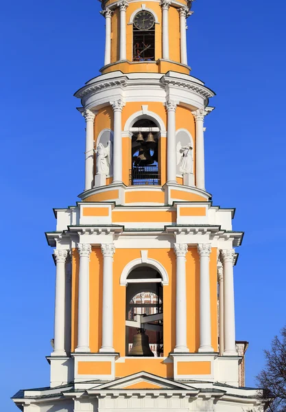 Колокольня православного религиозного комплекса — стоковое фото