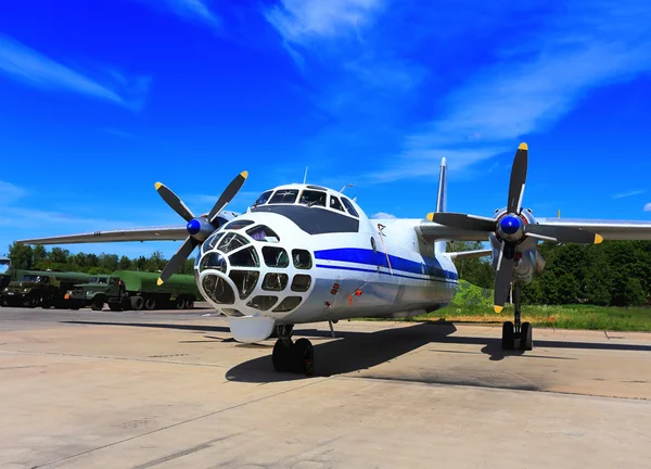 Aviões de passageiros no parque de estacionamento da base aérea — Fotografia de Stock