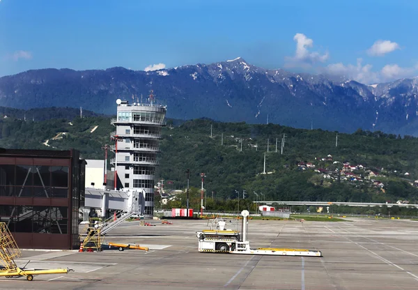 Torre de control de tráfico aéreo y otras instalaciones del aeropuerto — Foto de Stock