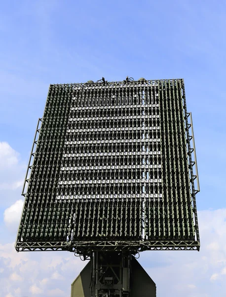 Antenne radar du système de défense aérienne — Photo