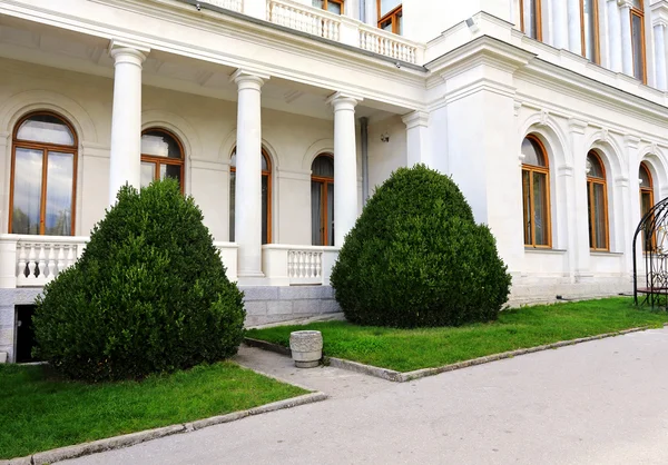 Białe ściany z balkonem i kolumny — Zdjęcie stockowe