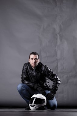 motosiklet kask, deri ceket ve kot pantolon