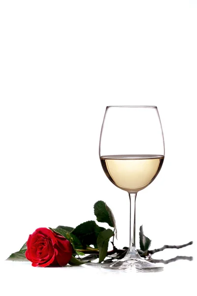 Weißwein und rote Rose — Stockfoto