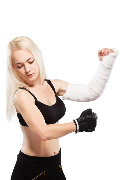 Menina fitness com um braço quebrado — Fotografia de Stock