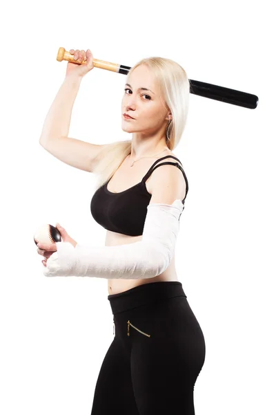 Дівчина з зламаною рукою тримає бейсбольну кажана і м'яч — стокове фото