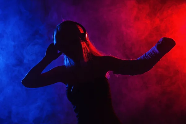 Menina dançando com braço quebrado e fones de ouvido — Fotografia de Stock