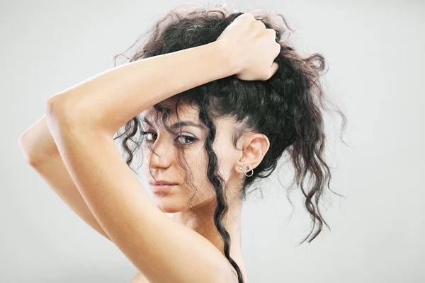 Menina Morena Bonita Com Cabelo Encaracolado Longo Retrato Estúdio Expressão — Fotografia de Stock