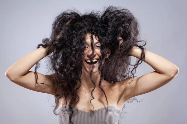 Hermosa Chica Morena Con Pelo Rizado Largo Retrato Estudio Sonriente — Foto de Stock