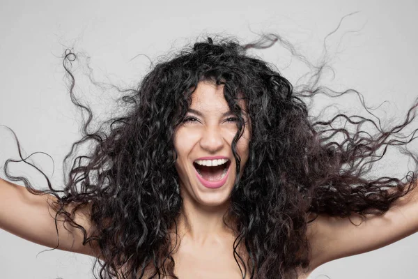 Menina Morena Bonita Com Cabelo Longo Molhado Retrato Estúdio Expressão — Fotografia de Stock