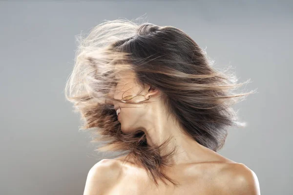 Nettes Brünettes Mädchen Mit Haaren Der Luft Studioporträt Glücklicher Gesichtsausdruck — Stockfoto
